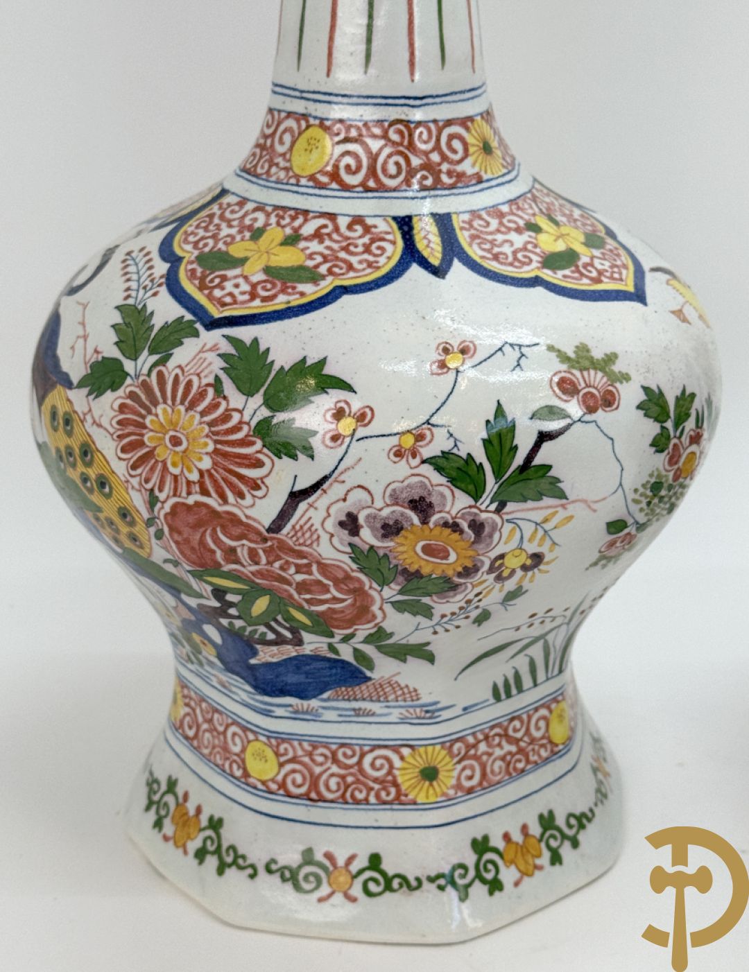 Driestel in polychrome faience met decor van vogels en bloemen bestaande uit dekselpotiche geflankeerd door 2 knobbelvazen, Boch 104/5