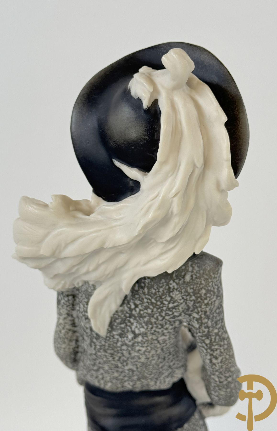 Italiaanse biscuitgroepen w.o. grote groep met 2 liggende naakte dames met zwaan, jongeman op rots, vioolspeler met edeldame, dame met kanten jurk en kinderen + Armani G. getekend 