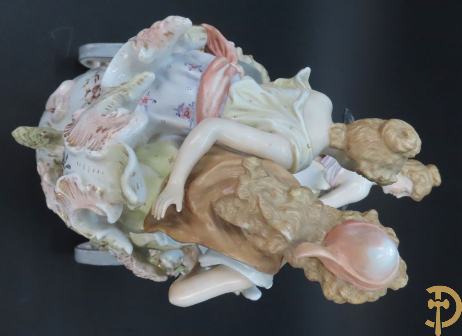 Meerkleurige porseleinen sierwagen slede met 3 dames voortgetrokken door 3 honden, onderaan gemerkt