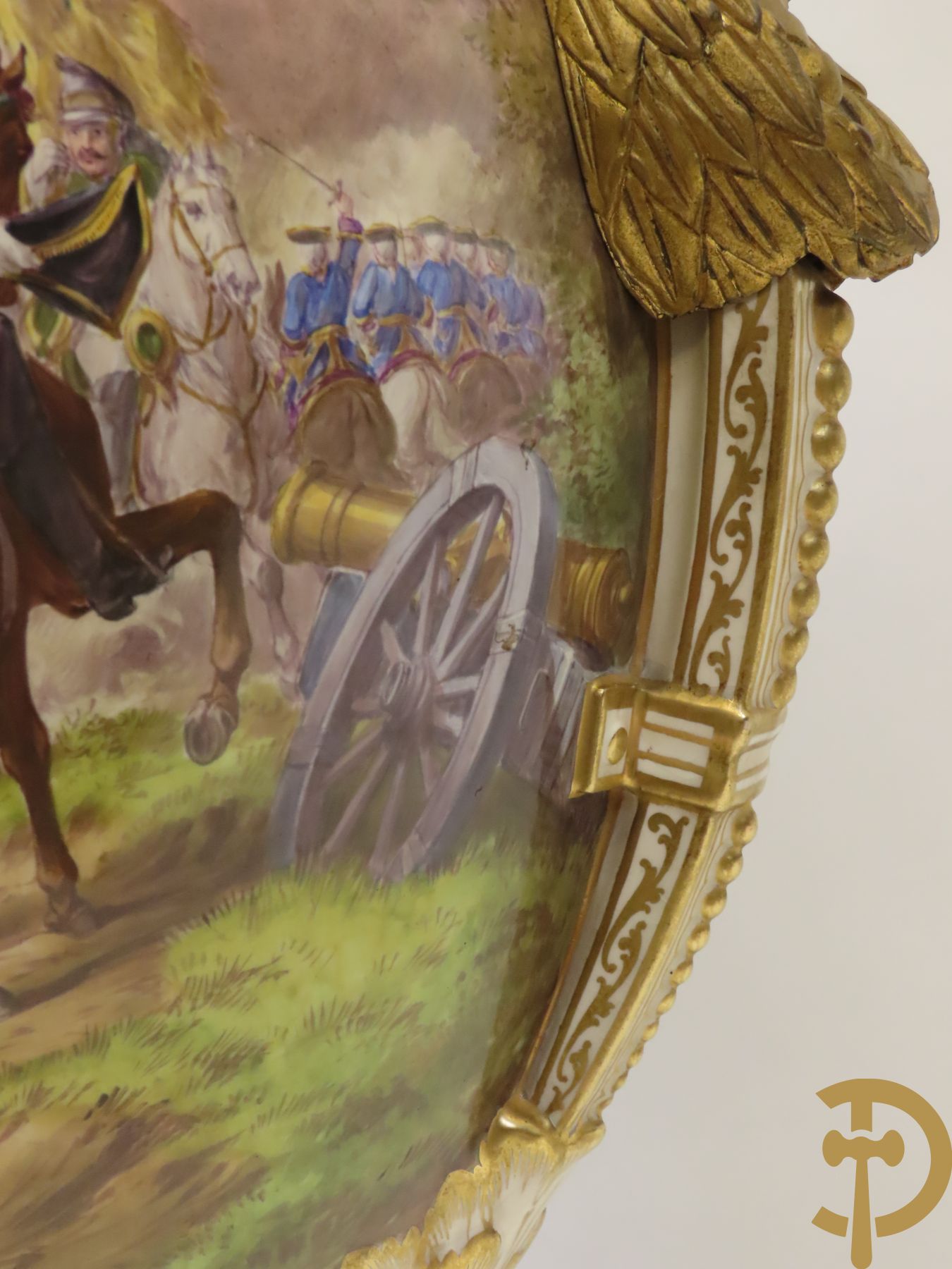 Grote porseleinen Sèvres vaas met dubbel decor van cavalerie, slagveldtaferelen en zicht op kasteel, DESPREZ H. getekend in het decor - bovenaan met verguld decor en zijdelings met bronzen oren en accanthusranken - deksel met Sèvres merkteken - op vierkante bronzen sokkel met klauwepoten