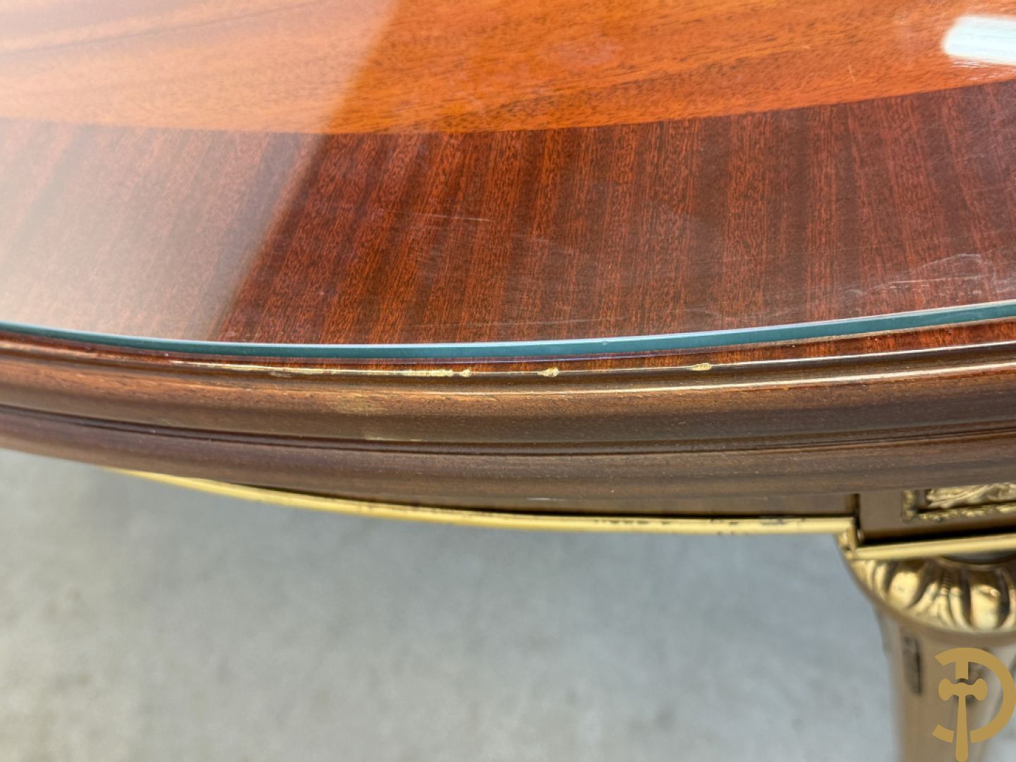 Ovale notelaren tafel bezet met bronsbeslag op gecanneleerde poten