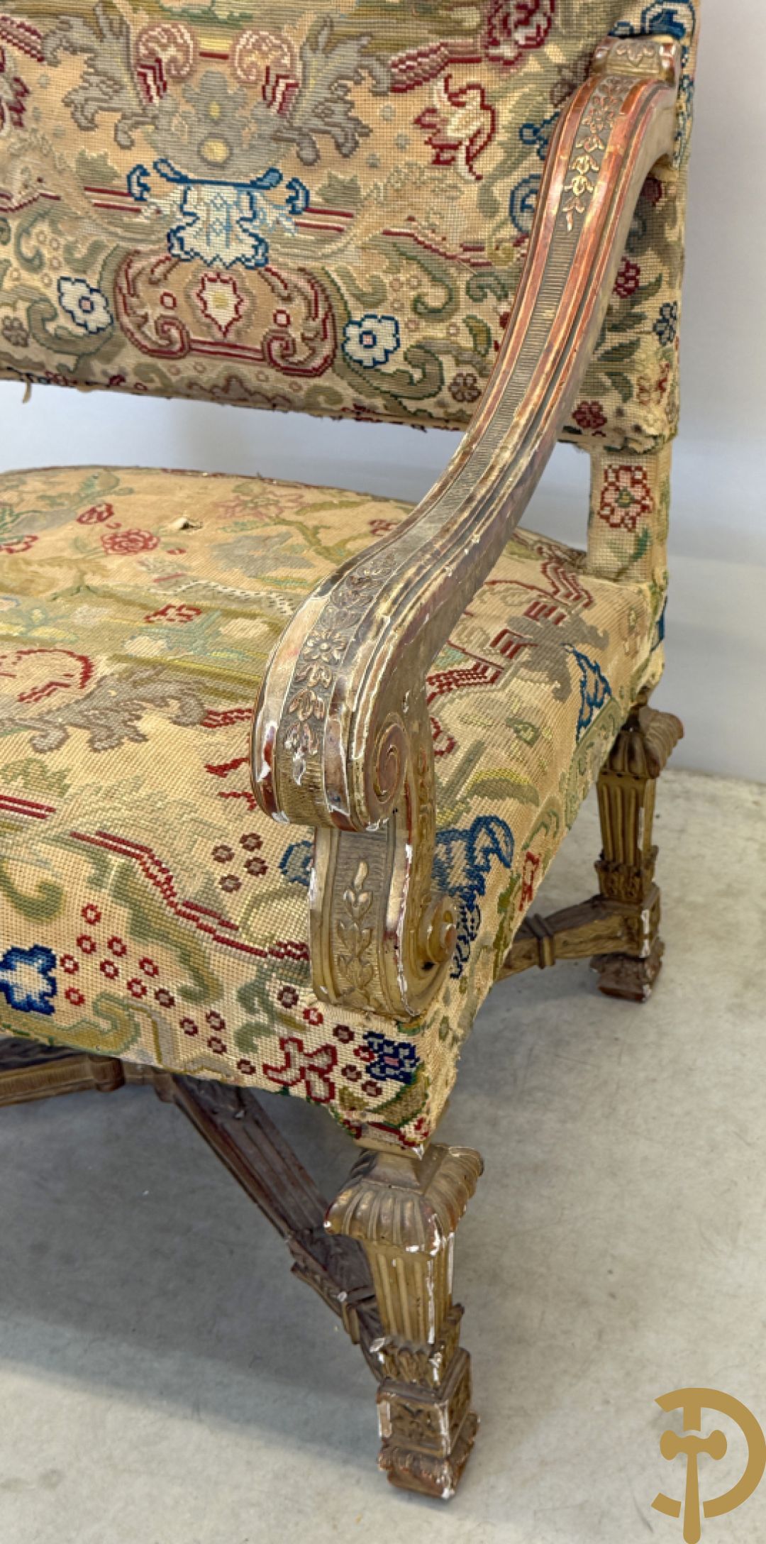 Vier vergulde Louis XIV kasteelarmzetels met geanimeerde scènes in petit points, 19e