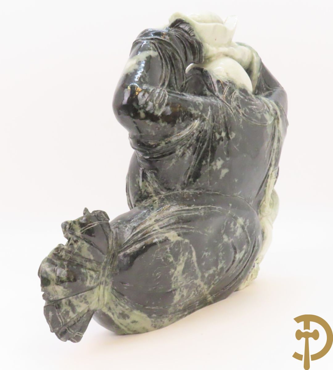 Zittende lachende boedha met kralenkrans en fo hond in gesculpteerde tweekleurige nefriet