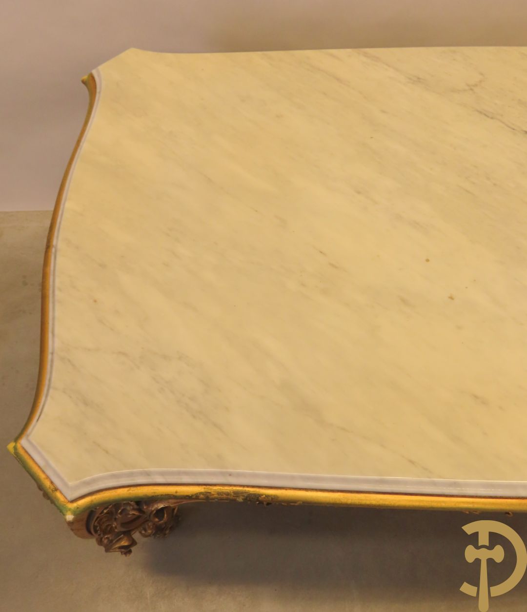 Uitzonderlijke vergulde Louis XV eetkamer bestaande uit vijfdeursdressoir met voluutvormige accanthusranken en rocailles, beschilderd met bloemenmotieven en centraal tafererel met hoornen des overvloeds + bijhorende spiegel vergulde tafel op voluutvormige poten met zes bijhorende stoelen + vitrine met accanthusranken en centrale deur, op voluutvormige poten