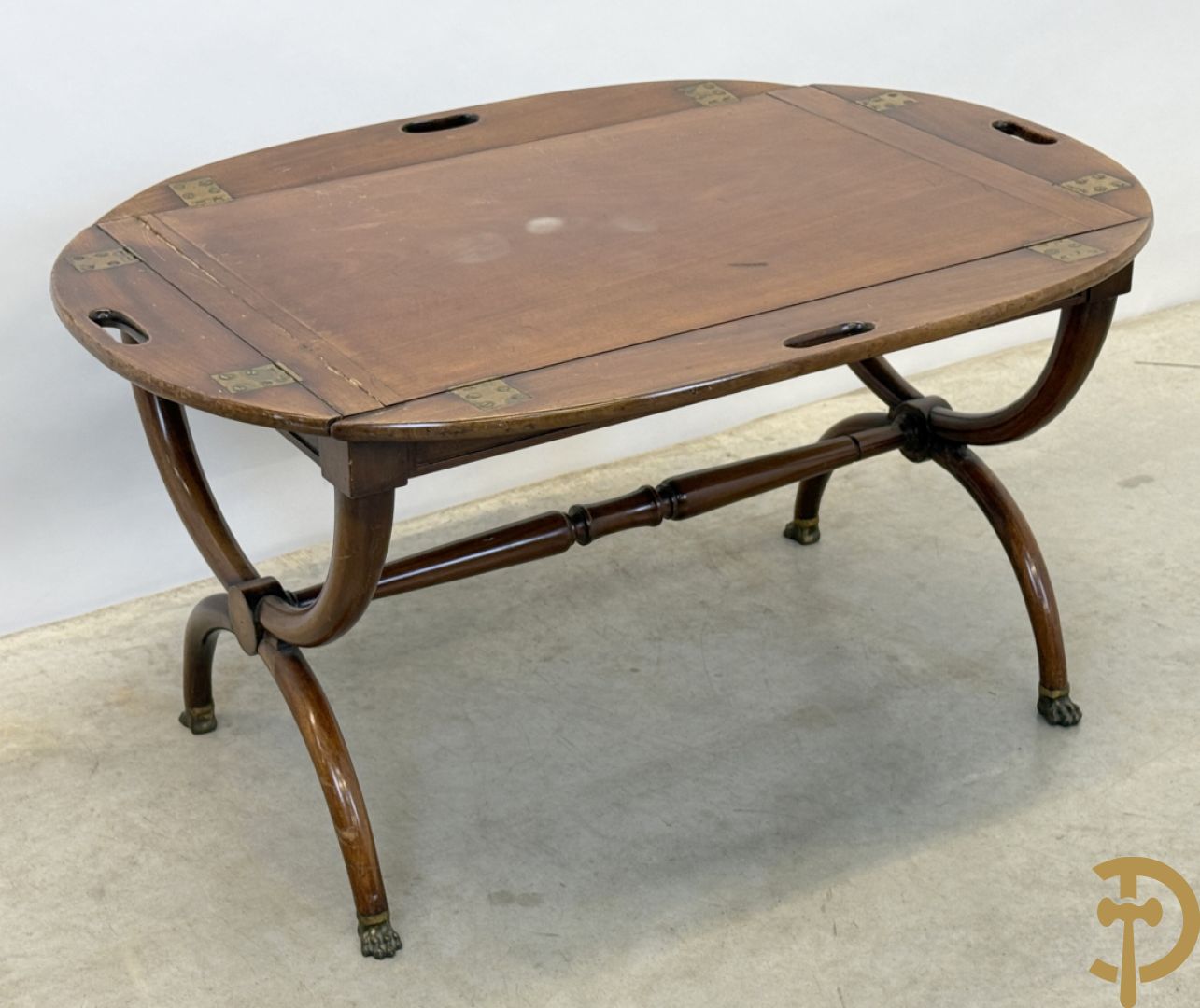 Engelse notelaren servingtable op vast onderstel