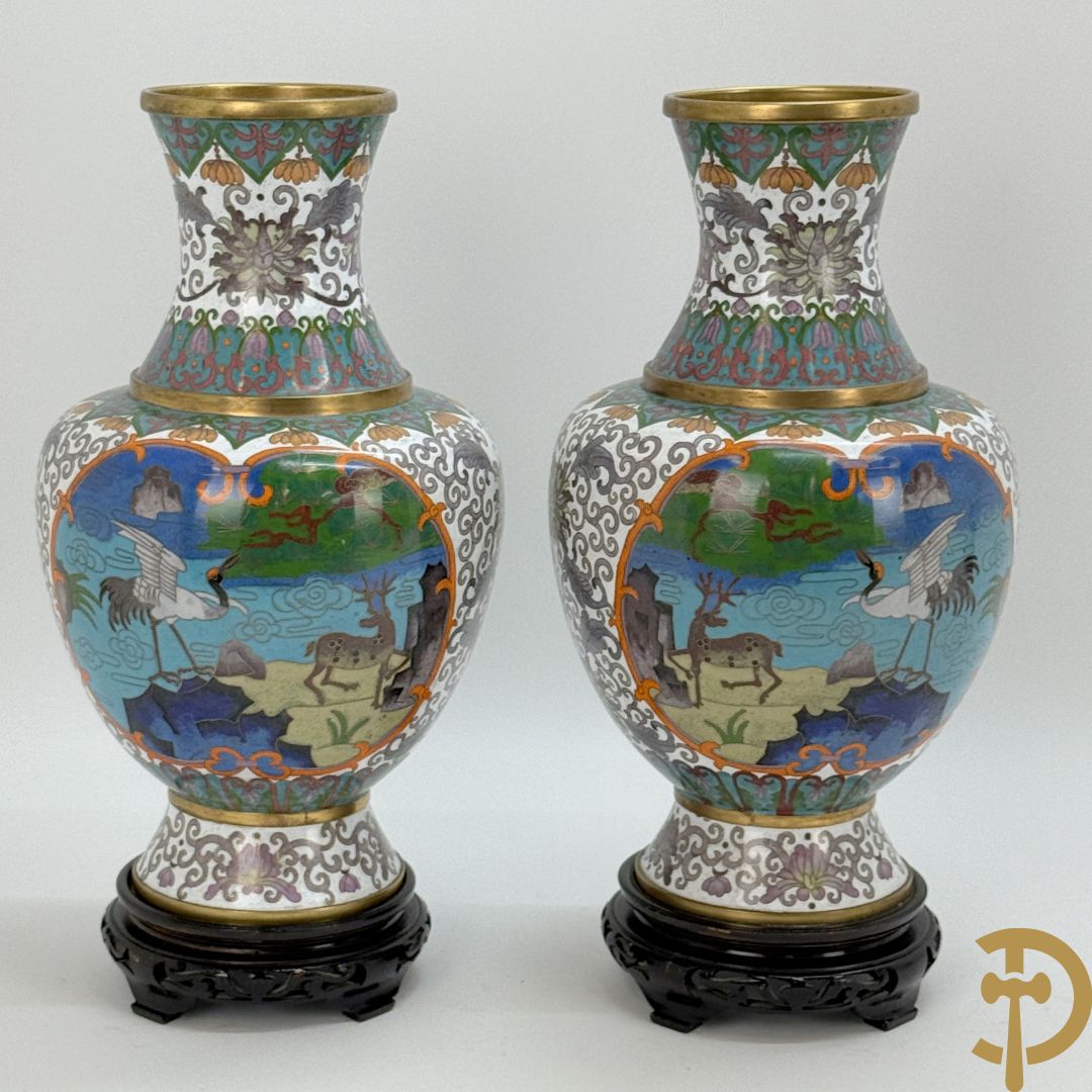 Paar cloisoné vazen met decor van vogels en bloemen op bijhorende zwarte sokkels