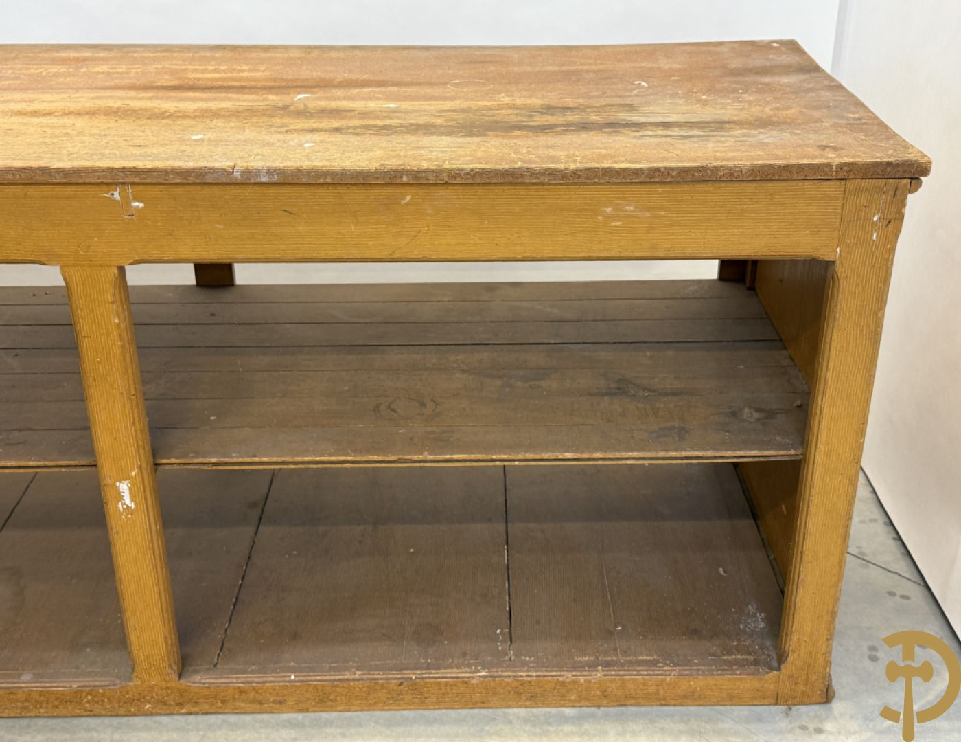 Pine winkeltoog met étagère in faux bois beschilderd