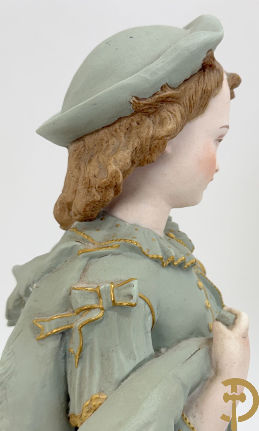 Paar grote Franse gekleurde biscuits van meisje en 
 jongen met schaap en geit