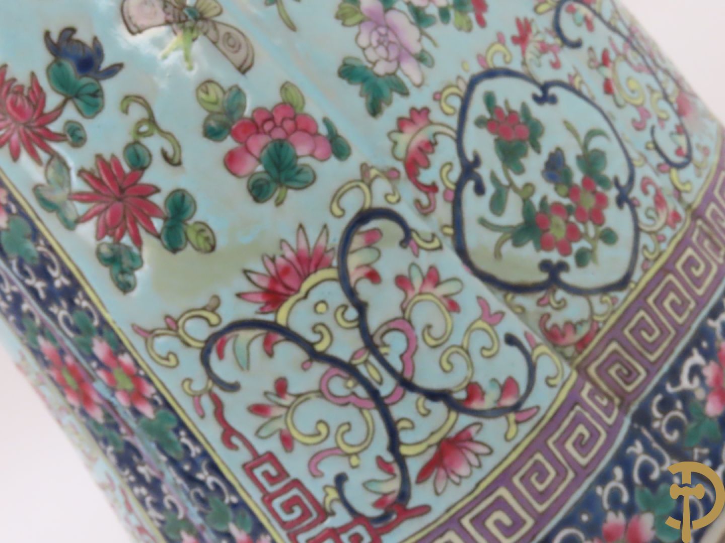 Chinese porseleinen wijsgeer dragende een kind