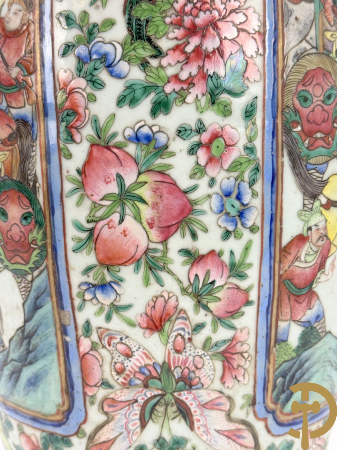 Chinese porseleinen vaas met geanimeerd krijgerdecor en vogeltaferelen