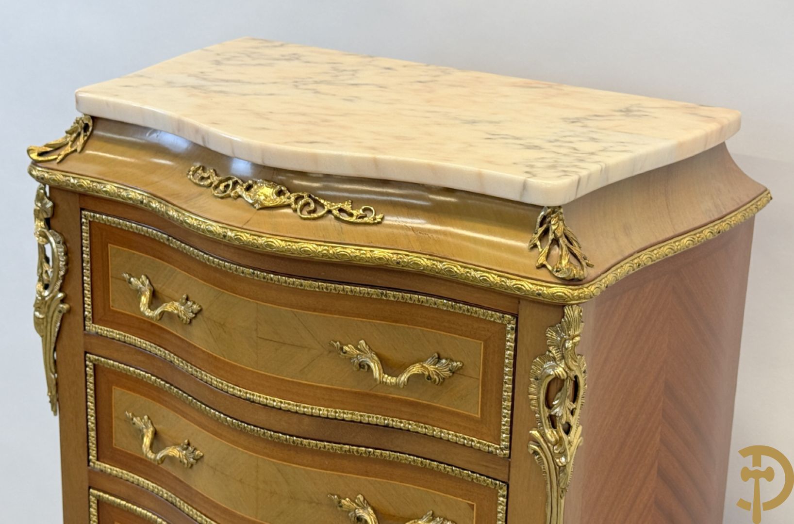 Notelaren zevenladenkast met bronsbeslag op voluutvormige poten - bovenaan marmeren blad