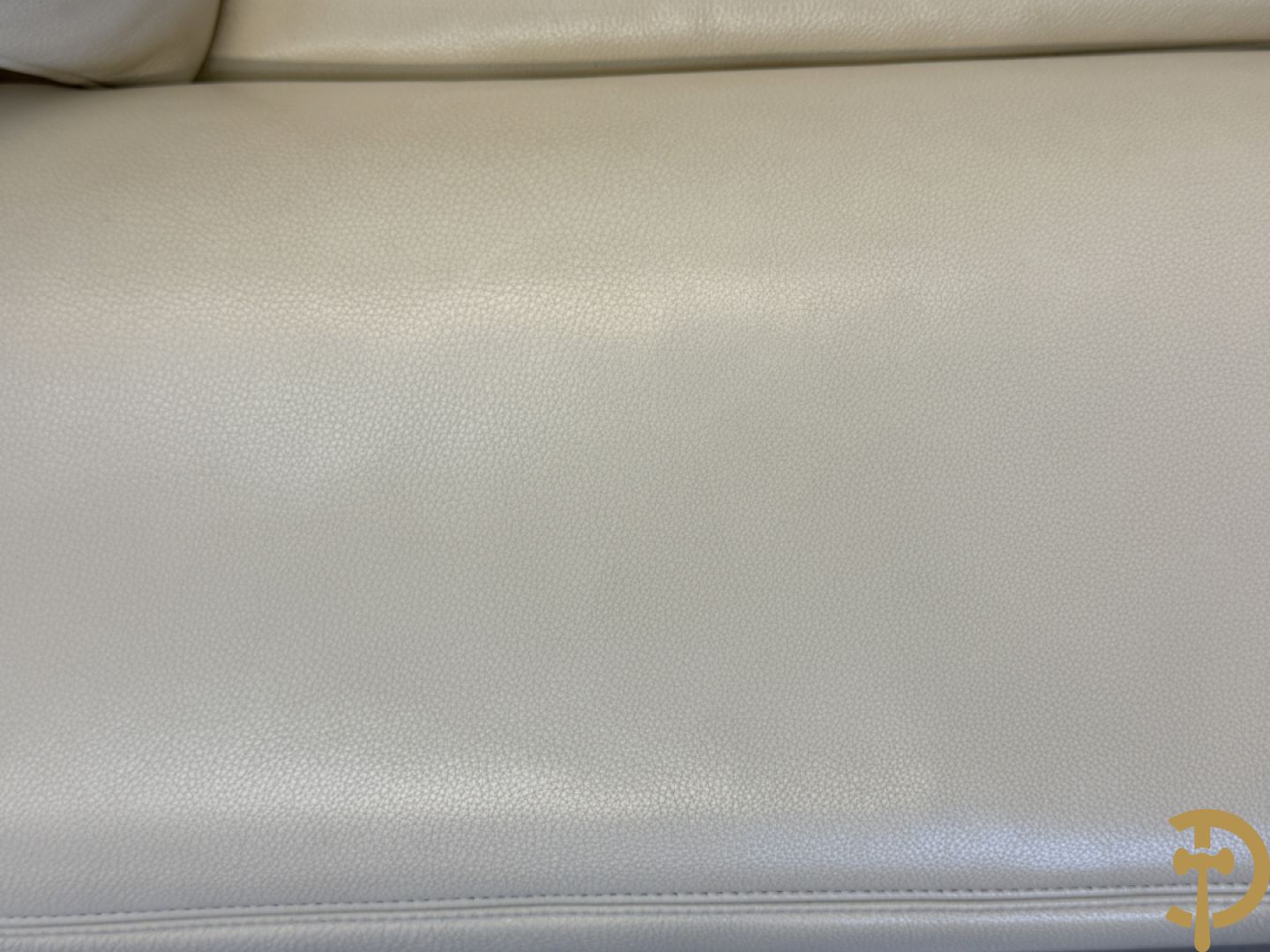 Salonensemble Koinor bestaande uit 3 elementen waarvan groot element met uittrekbaar voeteinde en twee tweezits