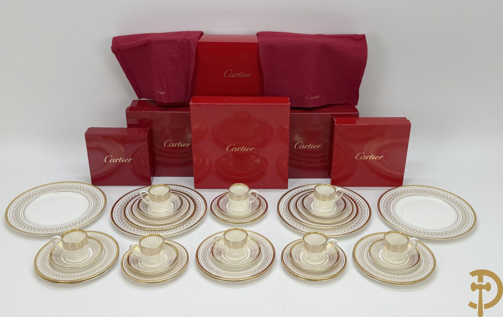 Porseleinen servies Cartier met vergulde rand bestaande uit 4 grote borden, 8 dessert bordjes, 8 koffie kopjes en schoteltjes en 8 kleine bordjes, La Maison Des Must
