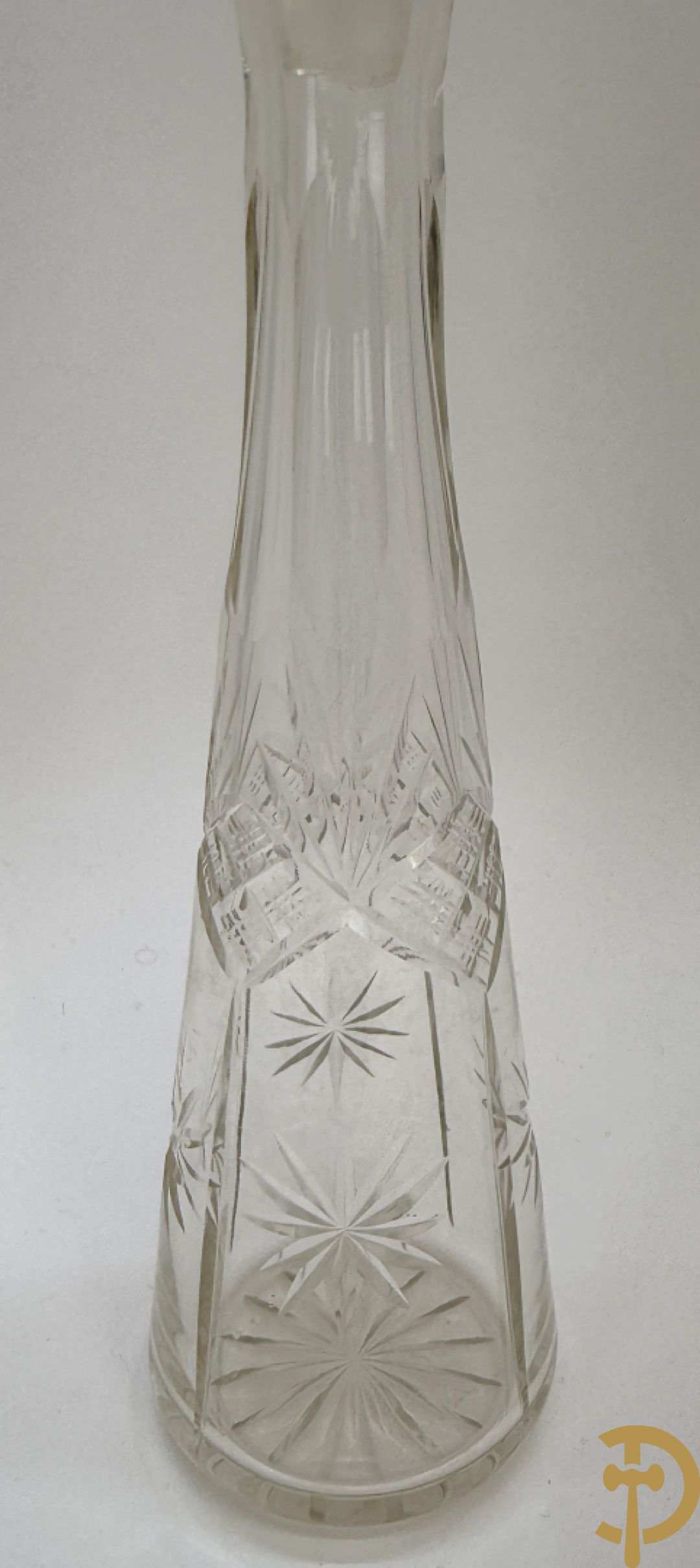 Paar diamantgeslepen karaffen + 5 andere karaffen