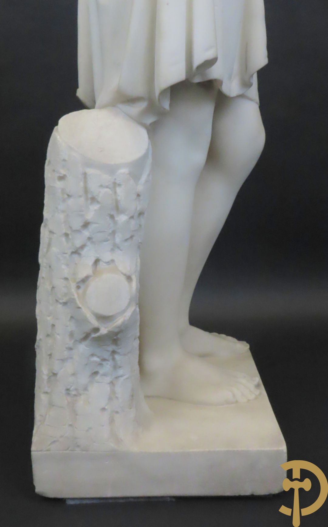 Onleesbaar getekend links achter 