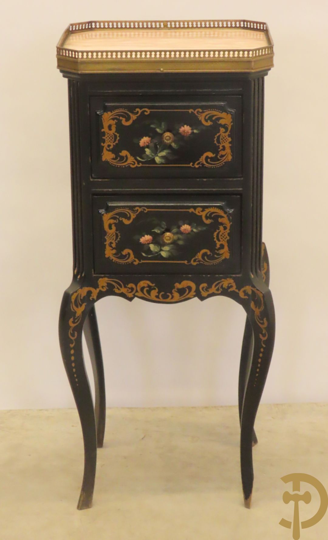 Zwart gelakt bijzetkastje met  2 lades beschilderd met bloemenmotieven, bovenaan met marmeren blad
