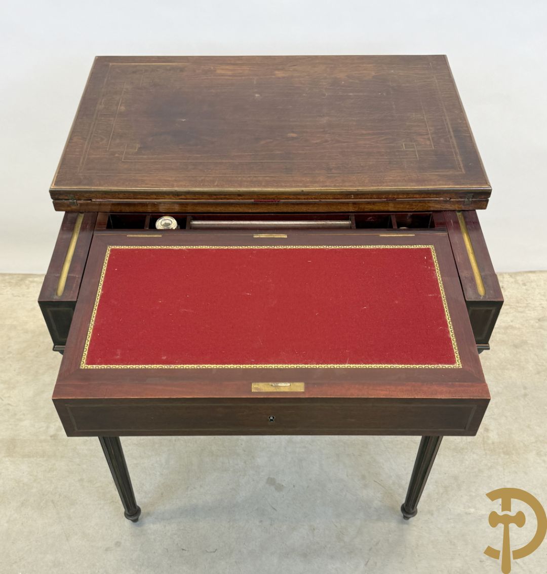 Openklapbare speeltafel en ingewerkt schrijfbureau met koperinlegwerk