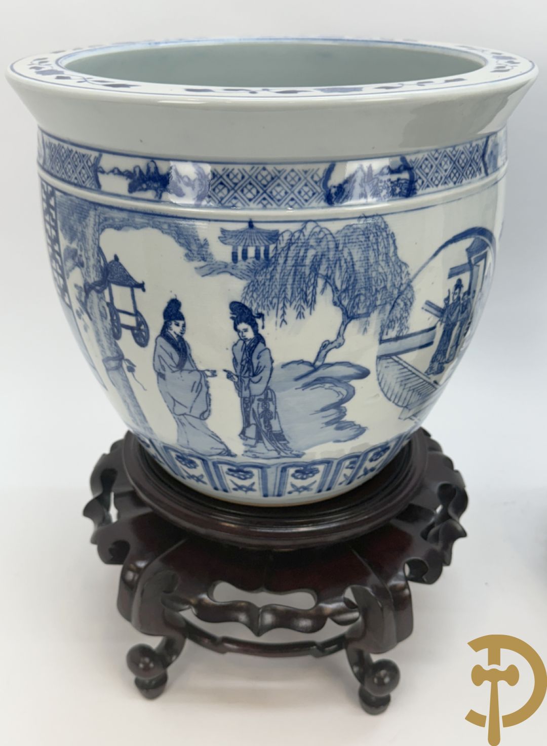 Twee blauw/witte cachepots met geanimeerd landschapsdecor op houten sokkels