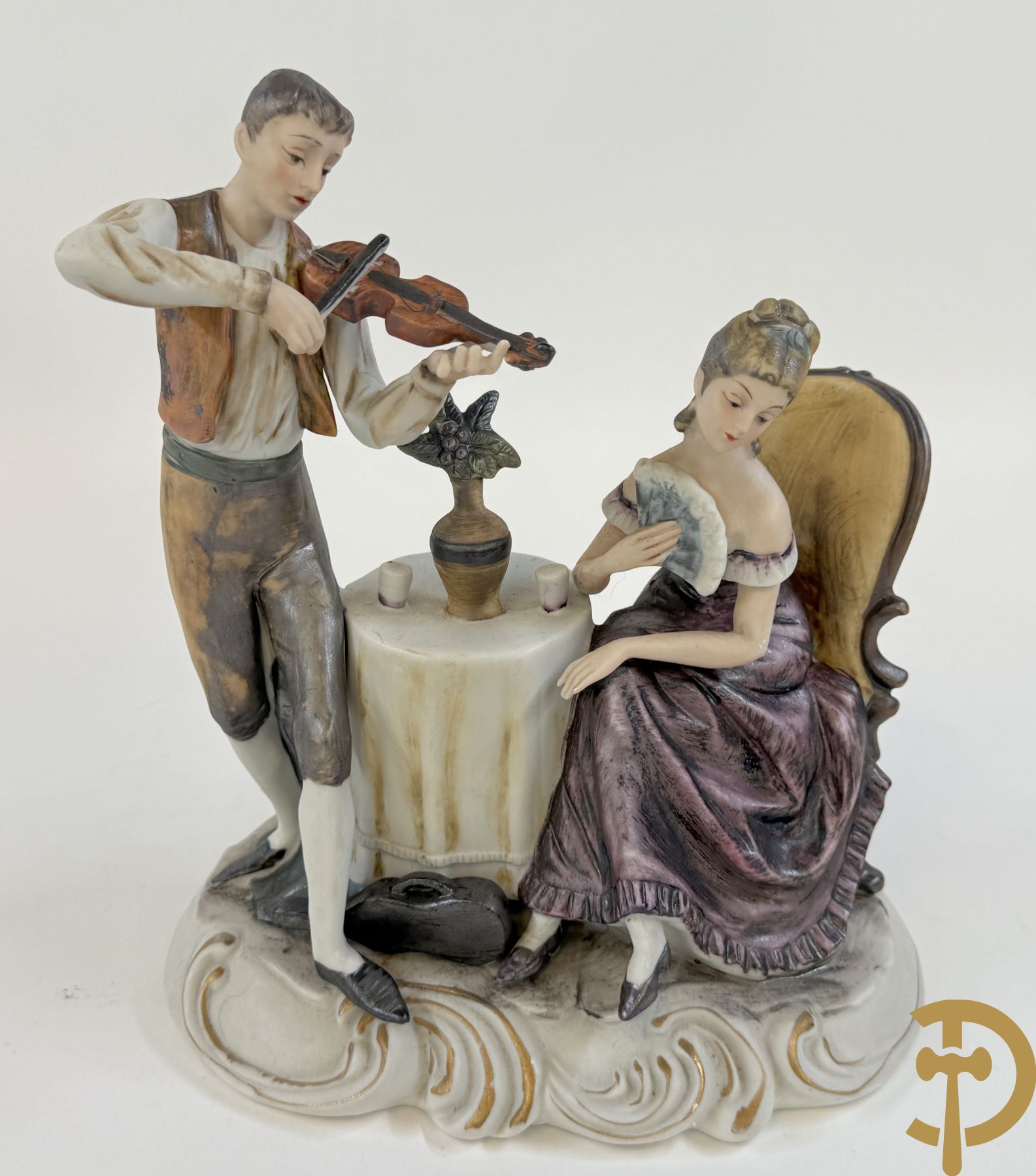 Italiaanse biscuitgroepen w.o. grote groep met 2 liggende naakte dames met zwaan, jongeman op rots, vioolspeler met edeldame, dame met kanten jurk en kinderen + Armani G. getekend 