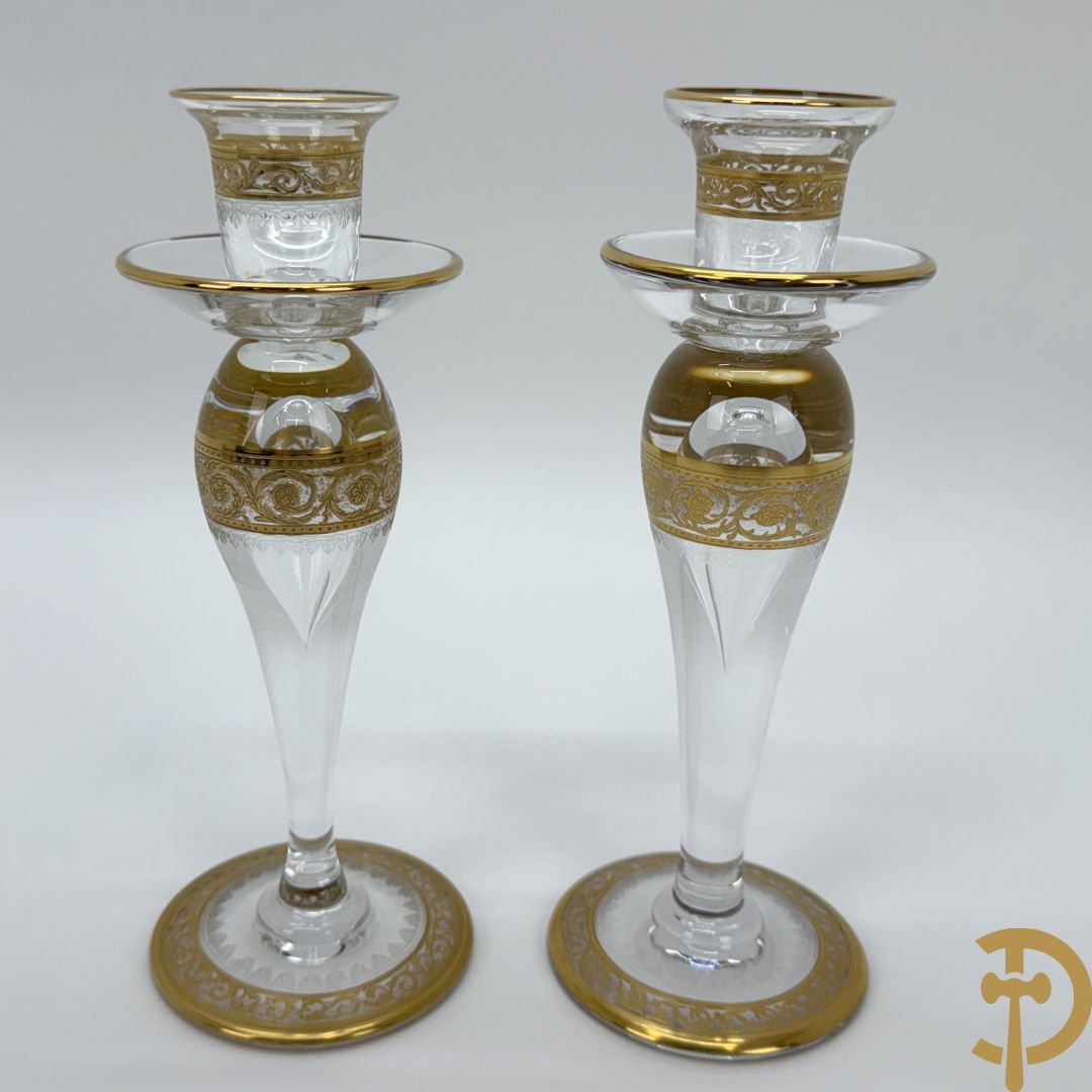 Paar kristallen kandelaars, Thistle Or, Saint Louis gemerkt