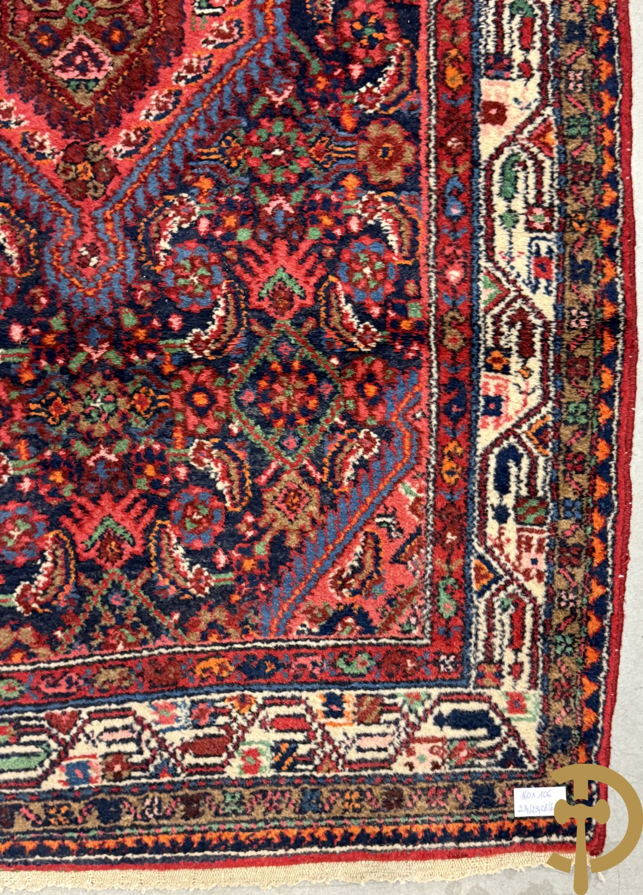 Drie oosterse handgeknoopte tapijten met bloemen- en vazendecor