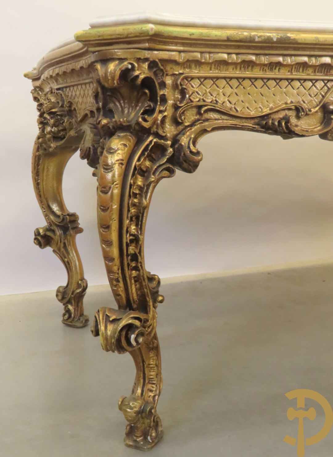 Uitzonderlijke vergulde Louis XV eetkamer bestaande uit vijfdeursdressoir met voluutvormige accanthusranken en rocailles, beschilderd met bloemenmotieven en centraal tafererel met hoornen des overvloeds + bijhorende spiegel vergulde tafel op voluutvormige poten met zes bijhorende stoelen + vitrine met accanthusranken en centrale deur, op voluutvormige poten