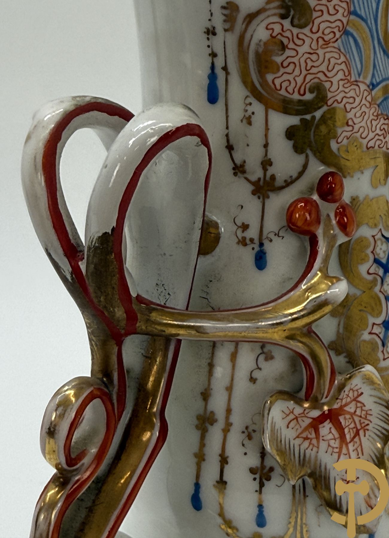 Paar Vieux Paris vazen met romantisch handbeschilderd tafereel