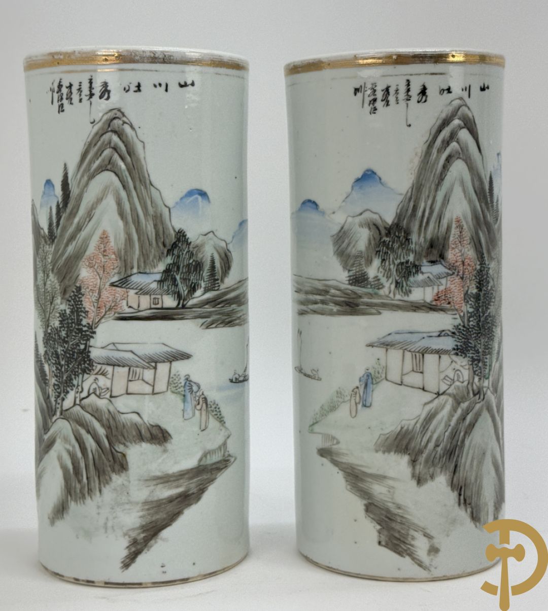 Paar Chinese porseleinen rolvaasjes met landschapsdecor