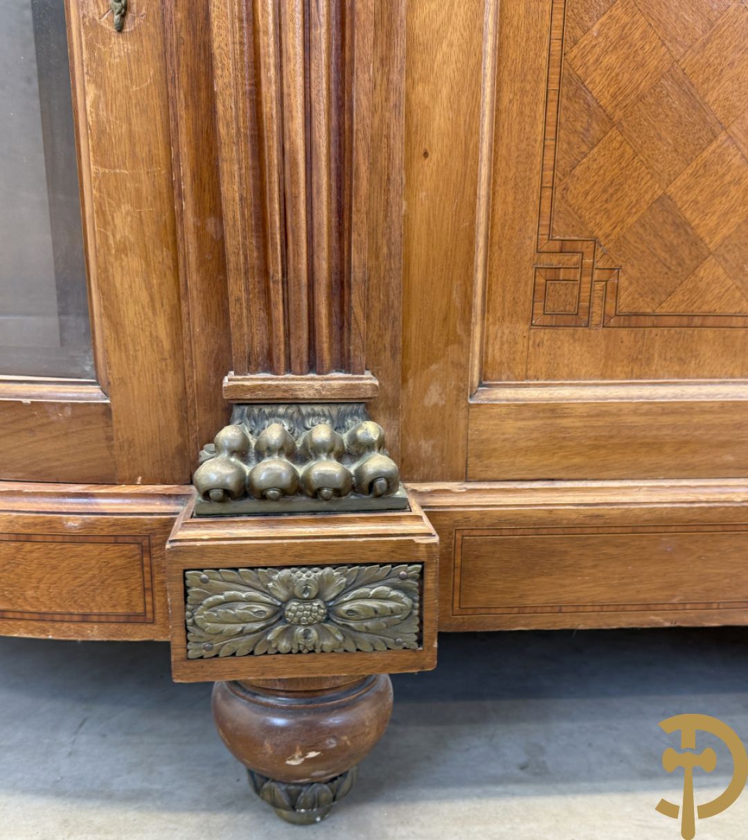 Art deco Decoene vierdeursdressoir in notelaar fineer met gebogen beglaasde deuren opzij en bezet met bronzen ornamenten - bovenaan met marmeren blad