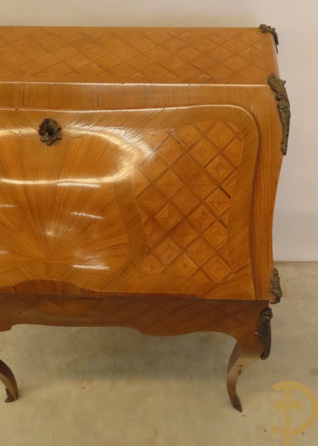 Notelaren damesklapsecretaire met parkettage en zonnestraalfineer, bezet met bronsbeslag - op voluutvormige poten