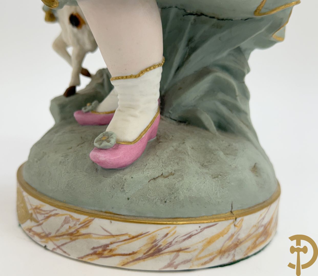 Paar grote Franse gekleurde biscuits van meisje en 
 jongen met schaap en geit