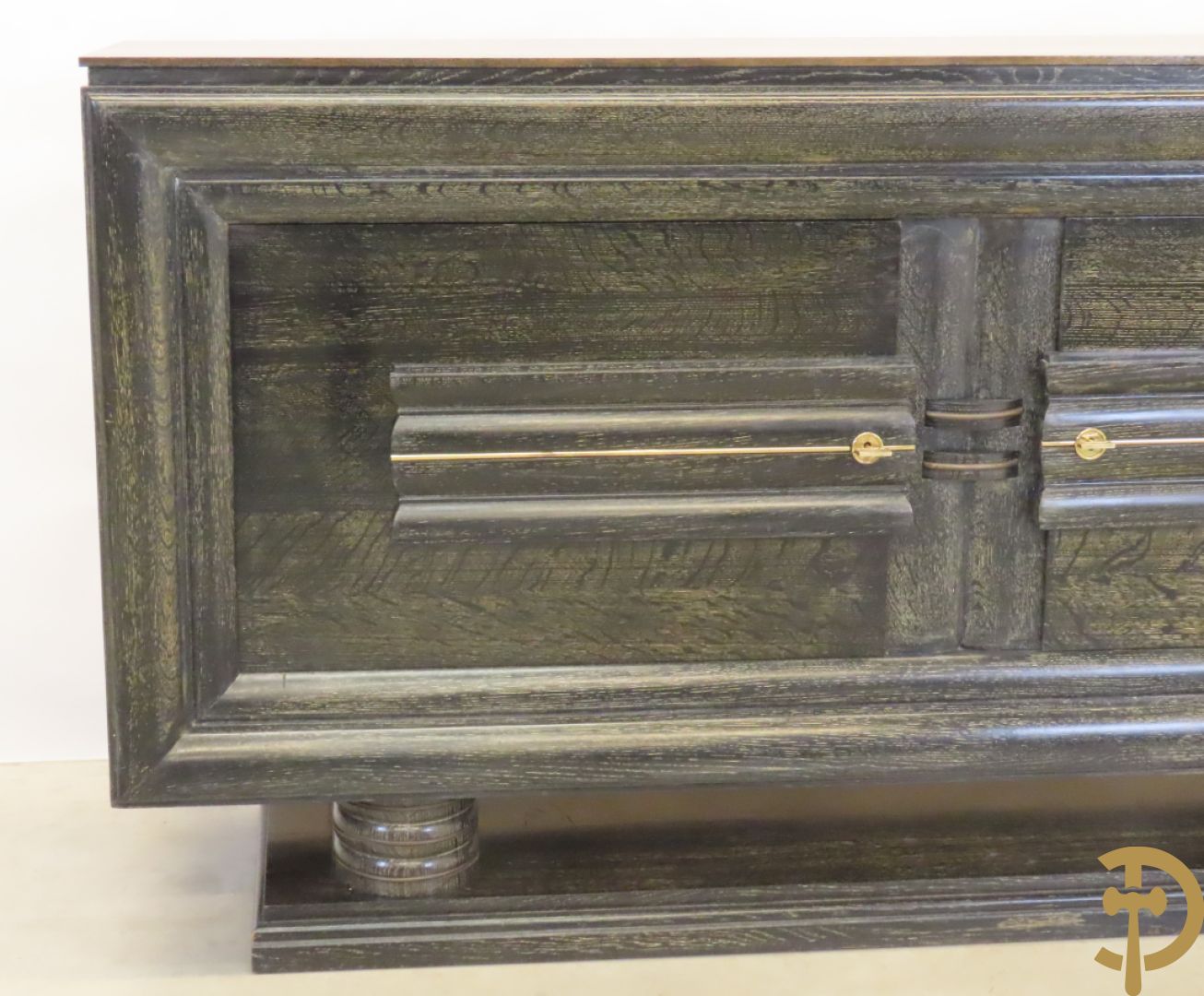 Art deco dressoir met 2 deuren en koperen baguette op sokkel