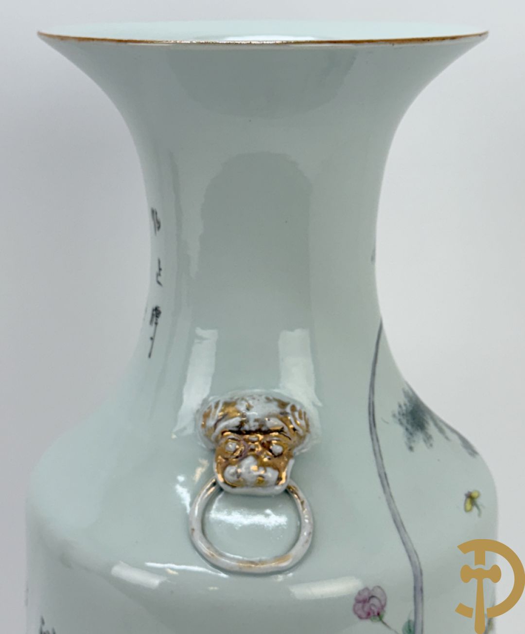 Paar Chinese porseleinen vazen met decor van dames in landschap