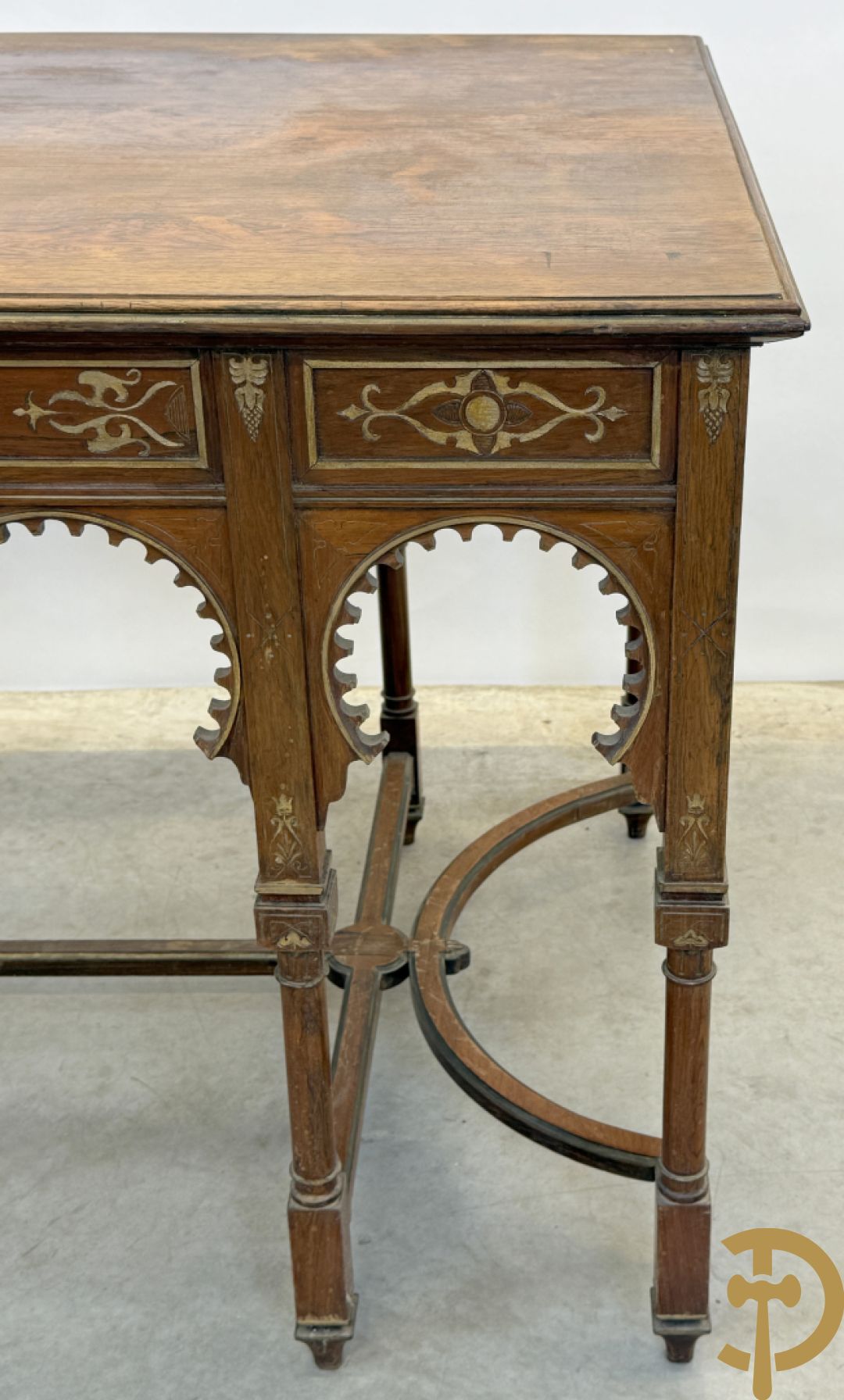 Syrische schrijftafel in exotische houtsoorten met 3 lades op 8 poten met boogvormige en deel vergulde motieven, 19e