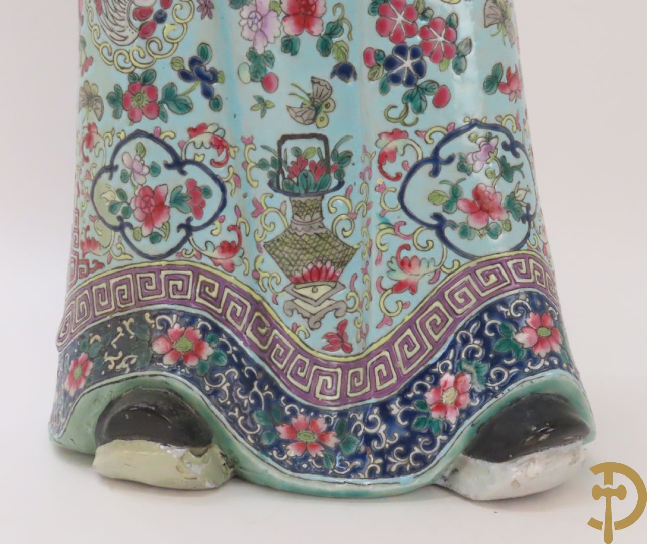 Chinese porseleinen wijsgeer dragende een kind