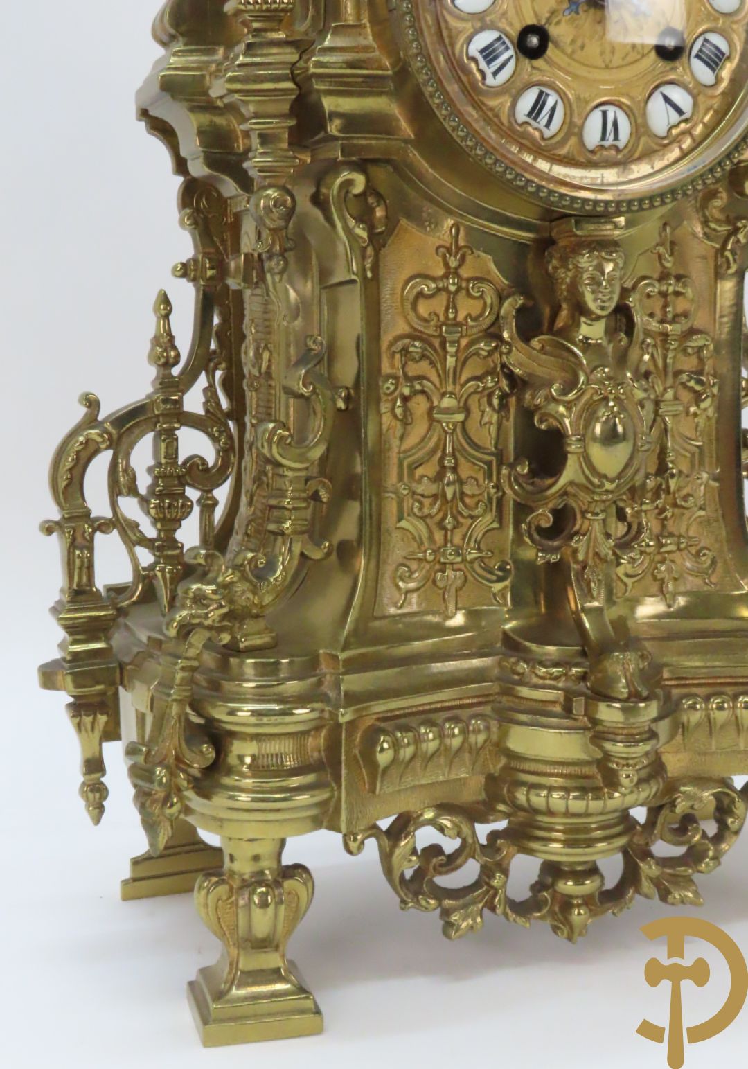 Driedelige koperen Neo Renaissance garnituur bestaande uit klok met amfoor bovenaan en Neo Renaissance motieven, Richond 11 Bd Mont Martre getekend - geflankeerd door paar vijfarmige kandelaars