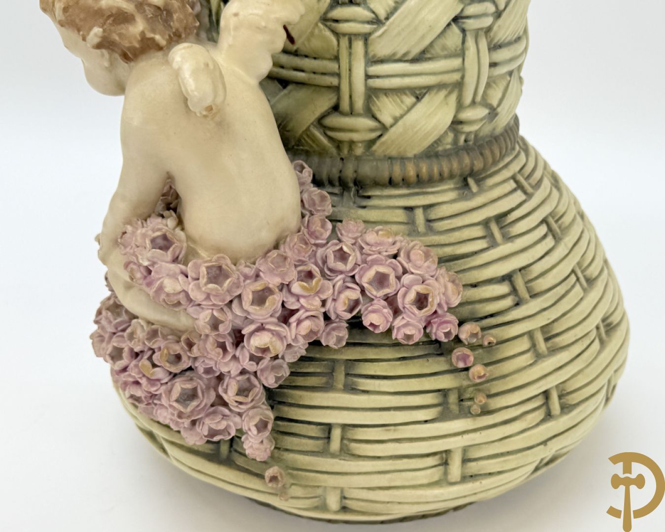 Paar meerkleurige faience vazen,  Austria gemerkt, met cupido