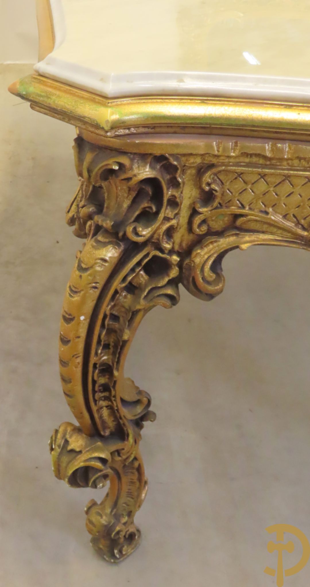 Uitzonderlijke vergulde Louis XV eetkamer bestaande uit vijfdeursdressoir met voluutvormige accanthusranken en rocailles, beschilderd met bloemenmotieven en centraal tafererel met hoornen des overvloeds + bijhorende spiegel vergulde tafel op voluutvormige poten met zes bijhorende stoelen + vitrine met accanthusranken en centrale deur, op voluutvormige poten