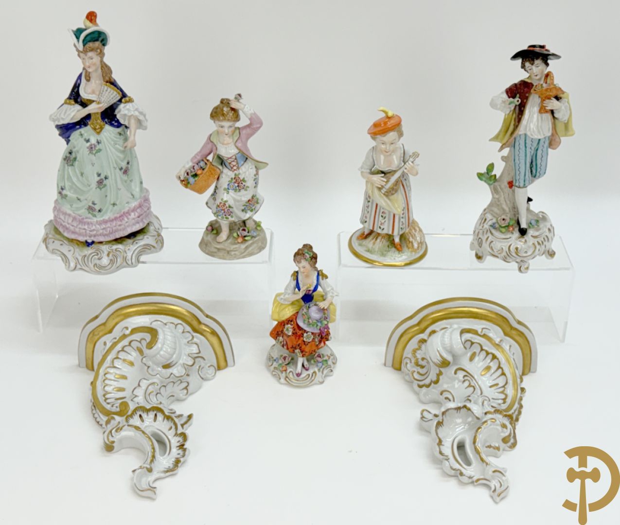 Vijf porseleinen lieftallige figuren, Unterweisbach en Sax + 2 porseleinen consooltjes met rocailles