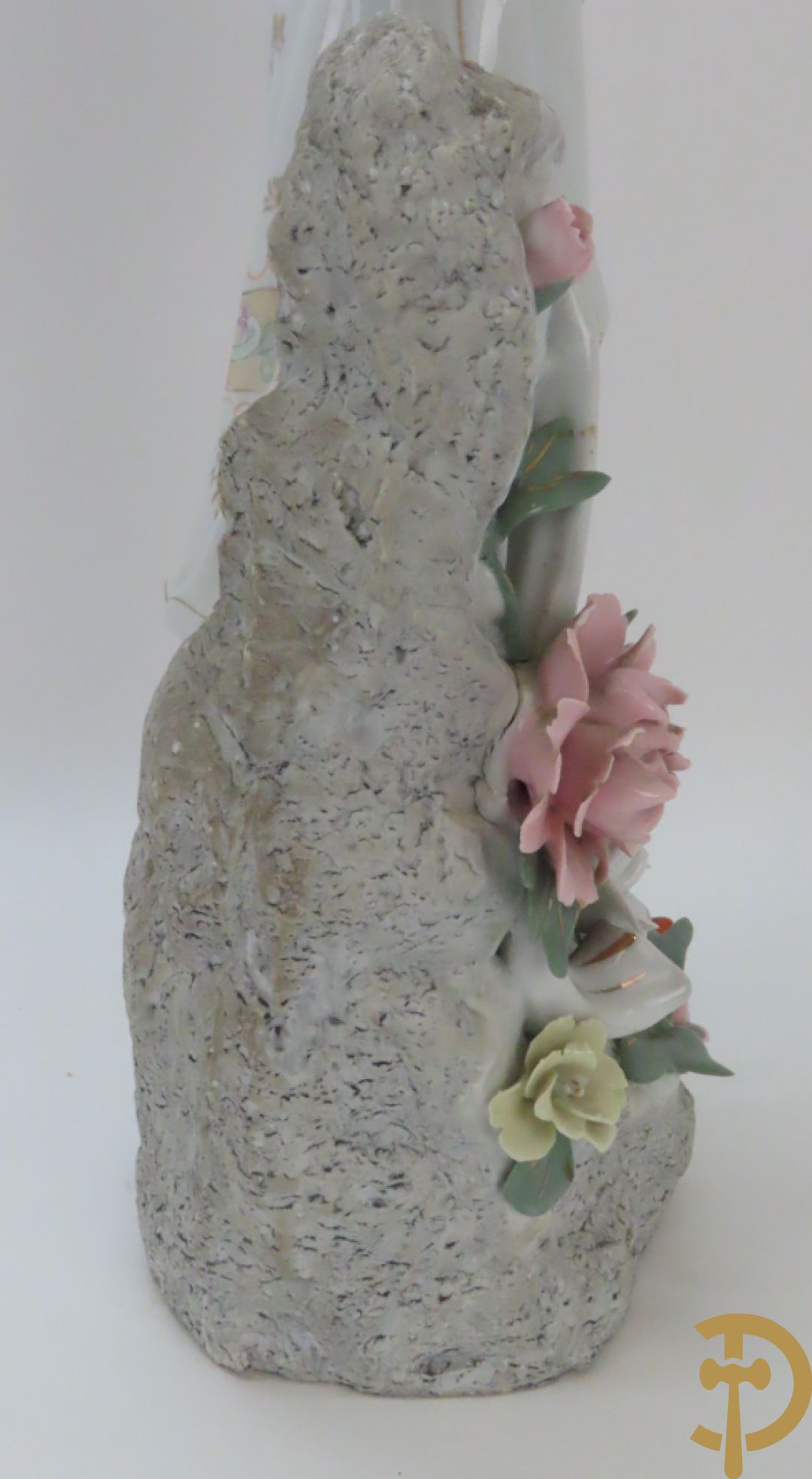 Chinese porseleinen geisha dame tussen de bloemen