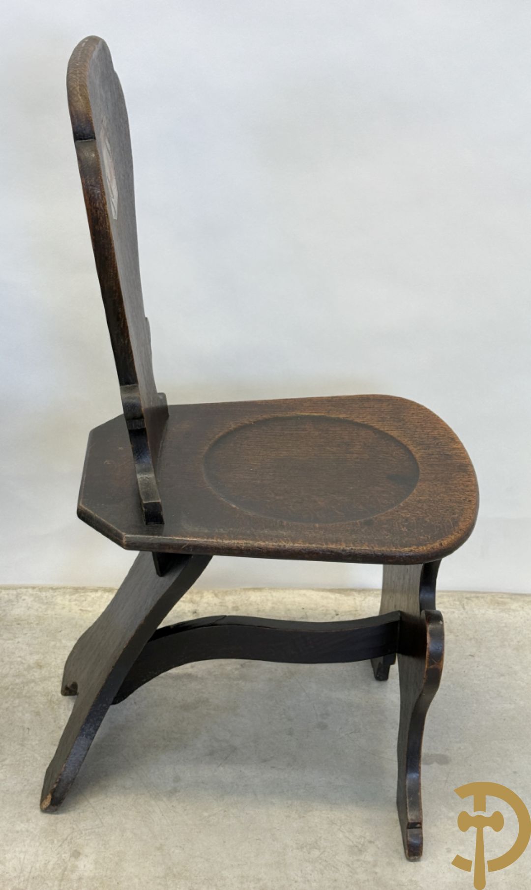 Zes landelijke eiken stoelen met beschilderde wapenschilden op de rug