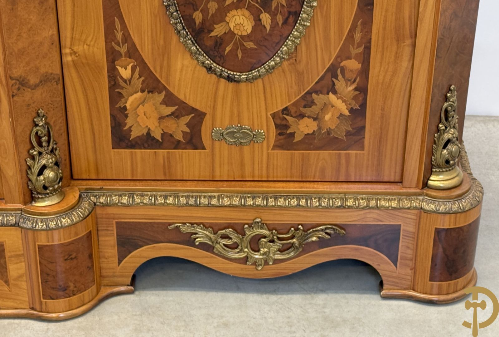 Notelaren driedeursdressoir met bloemenmarquetterie, bronsbeslag en marmeren blad