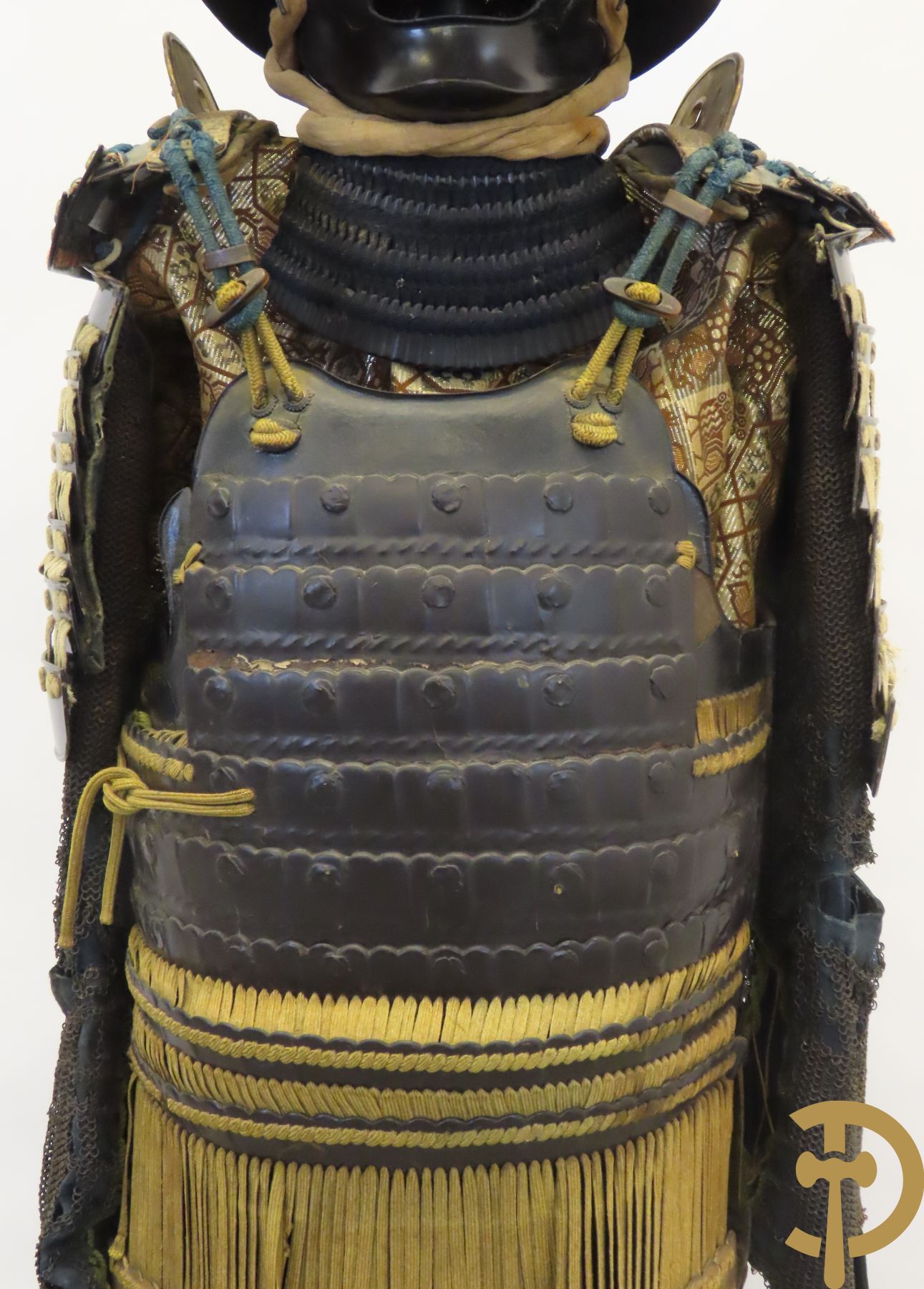 Aziatische antieke samurai uitrusting met helm gemonteerd op statief - type Okegawa Gusoku van ijzer en Kusari in leder.