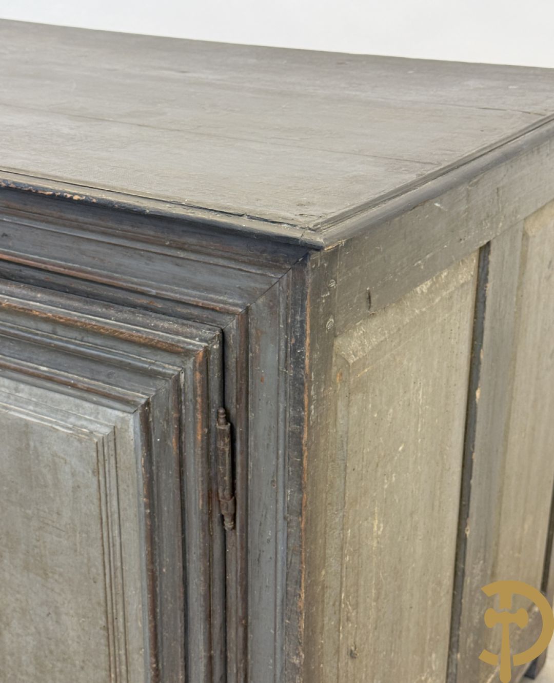 Gepatineerde tweedeursdresse met afgestoken panelen