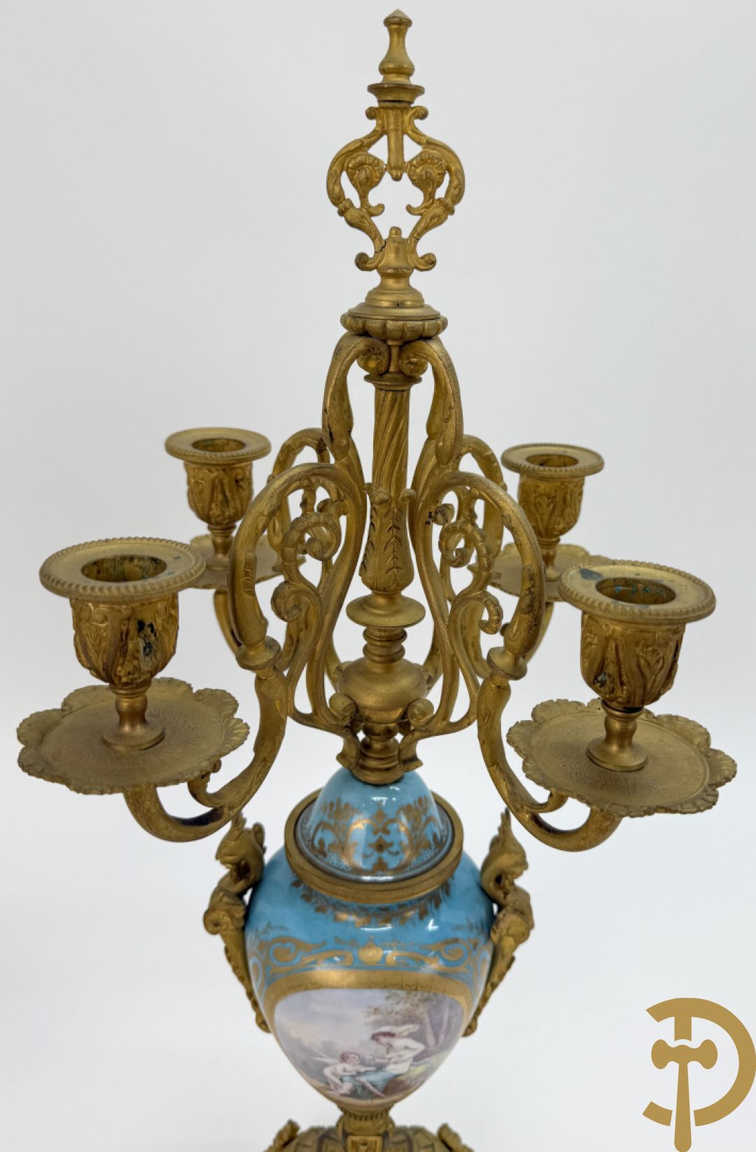 Paar Sèvres cassolettes met handbeschilderd romantisch decor van dame met cupido en landschapsdecor - met vergulde bronzen vierarmige kandelaar, Feccotte V. getekend