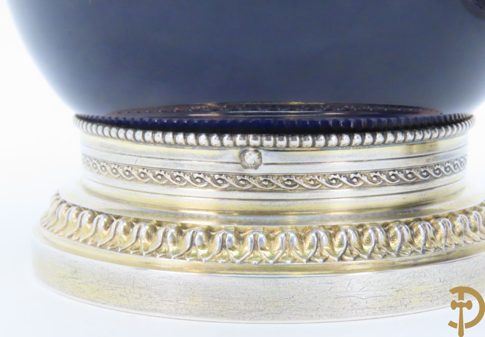 Paar Franse blauwe porseleinen vaasjes met massief zilveren hals en voet, Risler & Carre Paris gemerkt en gesigneerd R & C in ruitvorm