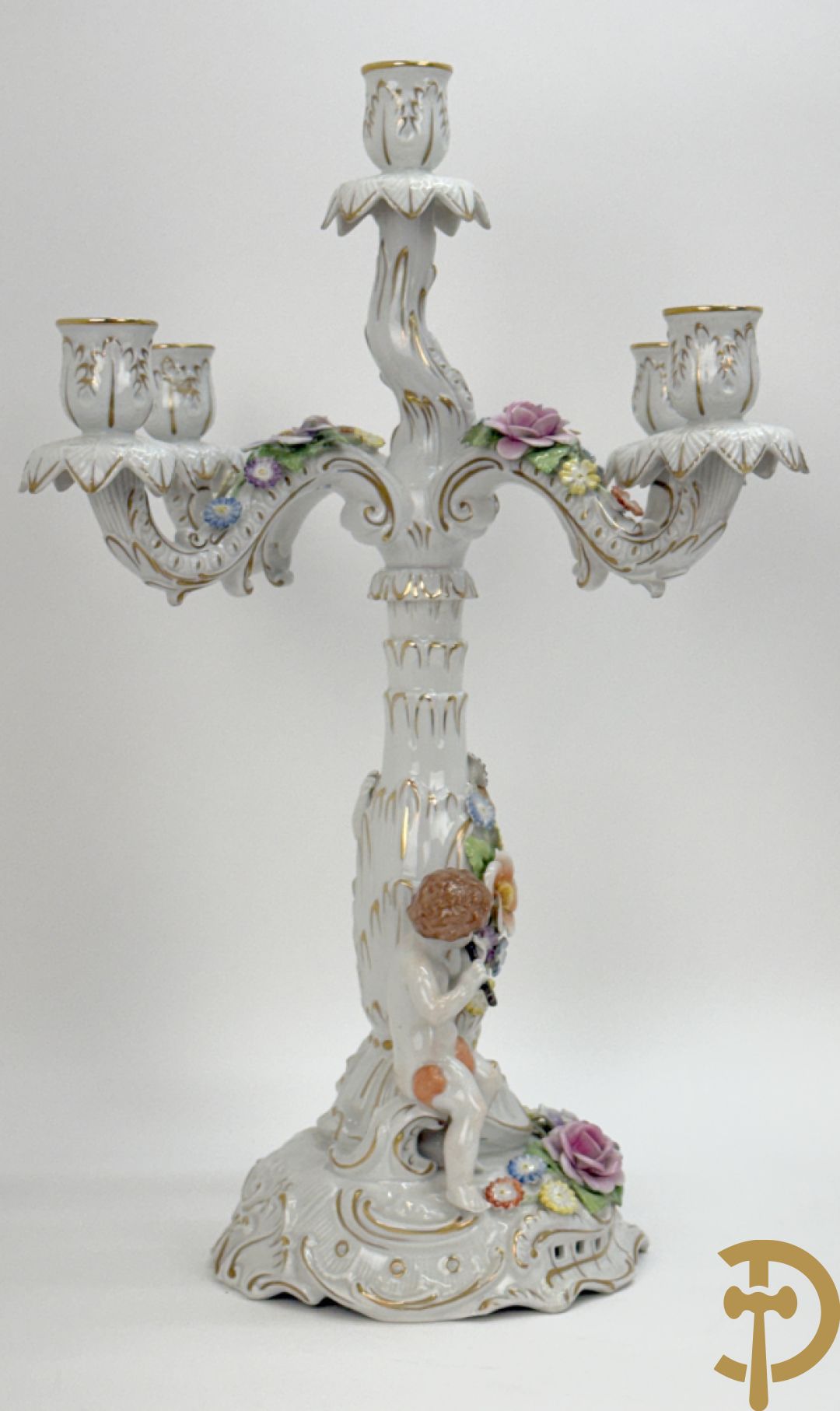 Porseleinen vijfarmige kandelaar met 2 cupido