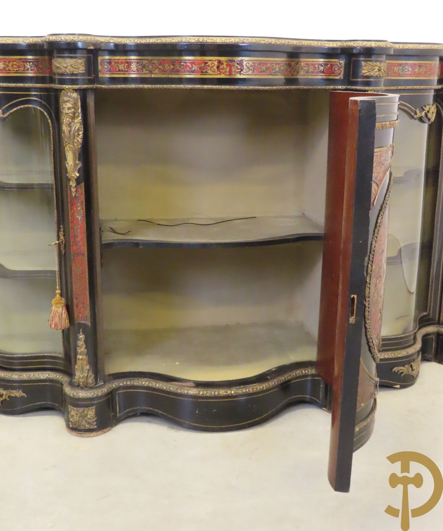 Groot Napoleon III dressoir met centrale deur bezet met medaillon in Boulletechniek - zijdelings met deuren in vitrineglas - bezet met bronzen ornamenten