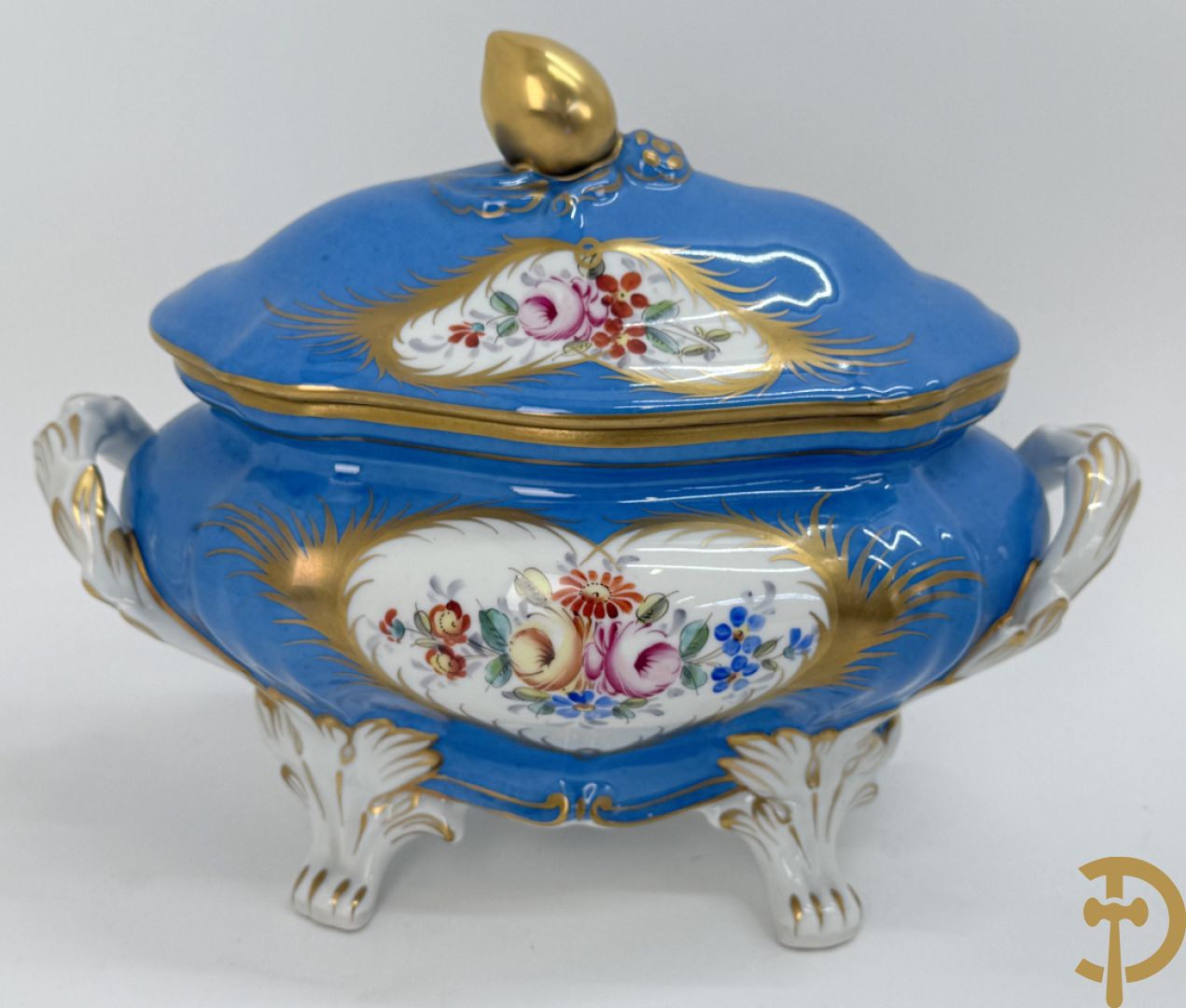 Milieu de table in porselein met bloemendecor + geajoureerde porseleinen Limoges coupe + porseleinen vaasje met cupido