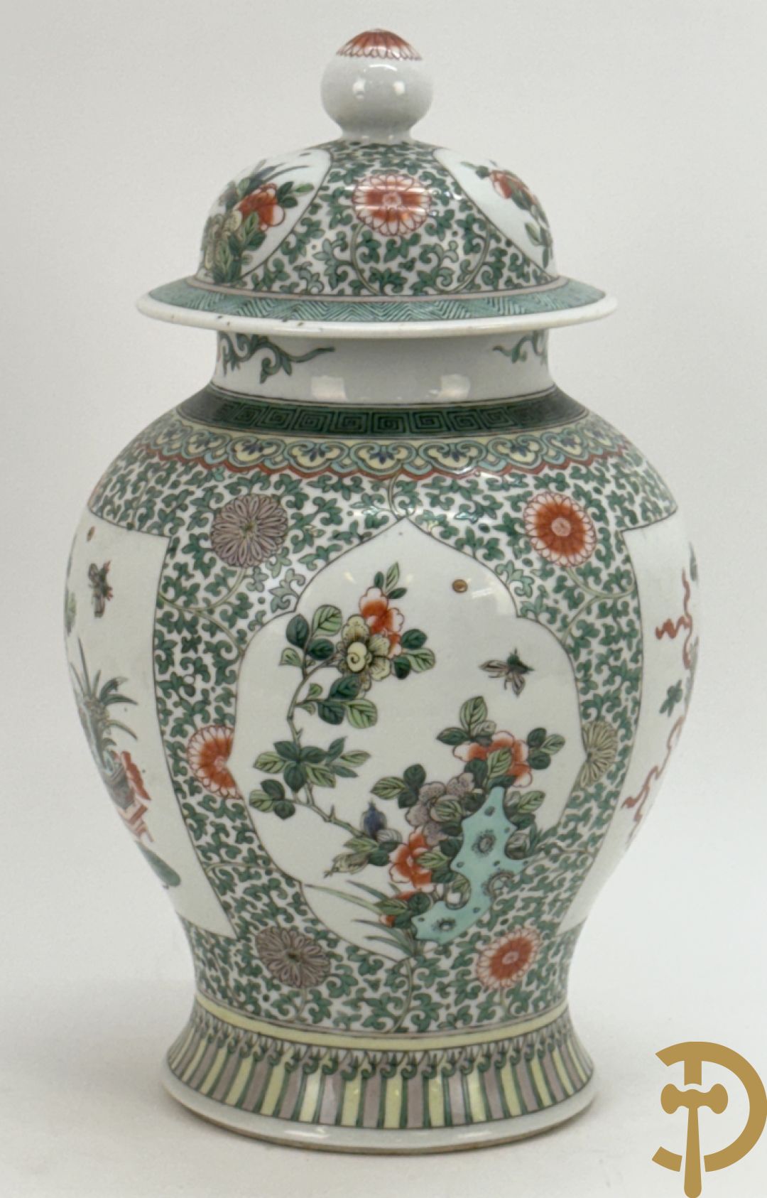 Chinese porseleinen dekselpotiche met bloemendecor